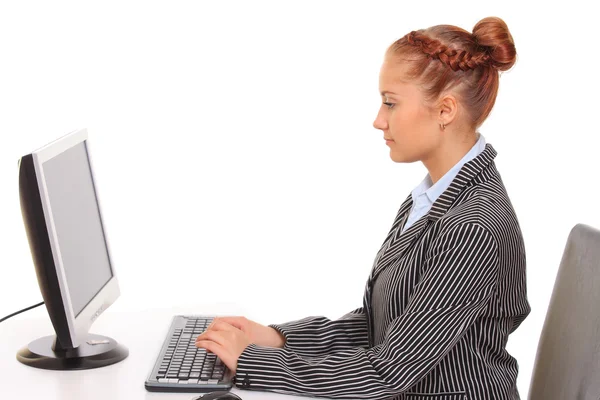 Joven mujer de negocios utilizando la computadora en el lugar de trabajo — Foto de Stock