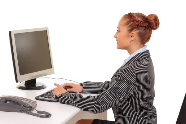 若いビジネス女性の職場でコンピューターを使用して — ストック写真