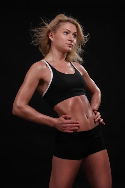 Fitness mujer joven sobre fondo negro — Foto de Stock