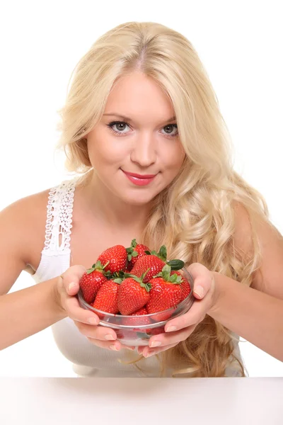 性感的女人拿着草莓的肖像 — 图库照片