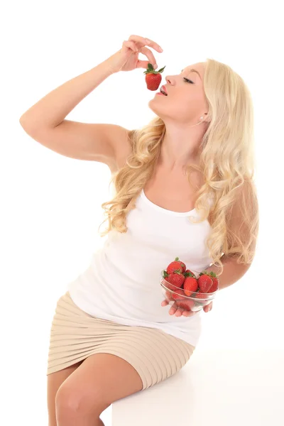 性感的女人拿着草莓的肖像 — 图库照片