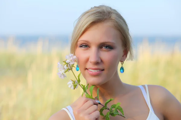 Charmant portrait de femme en été — Photo