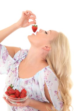 mooie jonge blonde vrouw met aardbei