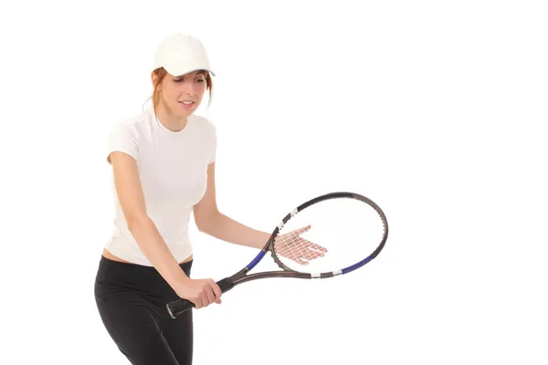 Стройная брюнетка играет в теннис — стоковое фото