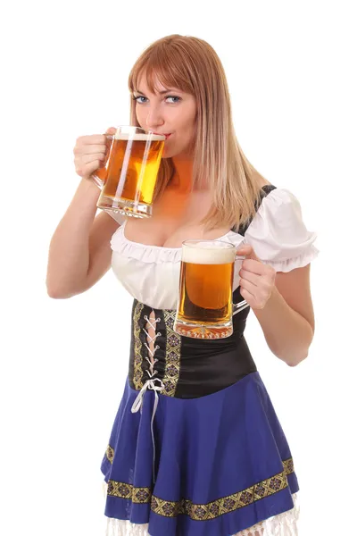 Uśmiechnięta kelnerka z dwa kufle piwa — Zdjęcie stockowe