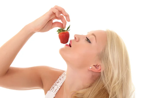 Bella giovane donna bionda con fragola — Foto Stock