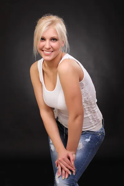 Młoda blondynka na sobie dżinsy i tank top — Zdjęcie stockowe