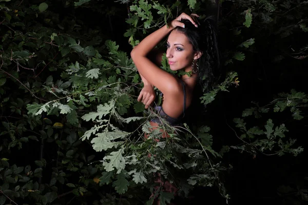 Portret van een vrouw in het bos — Stockfoto