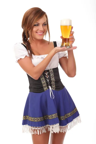 Hermosa joven sonriente mujer dando cerveza — Foto de Stock