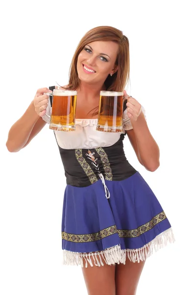 Lächelnde Kellnerin mit zwei Krügen Bier — Stockfoto