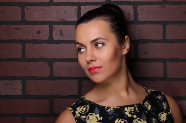 duvara karşı güzel esmer