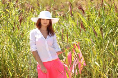 bir arka plan yaz manzara üzerinde şapkalı kız