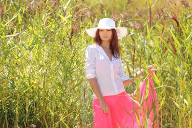 bir arka plan yaz manzara üzerinde şapkalı kız