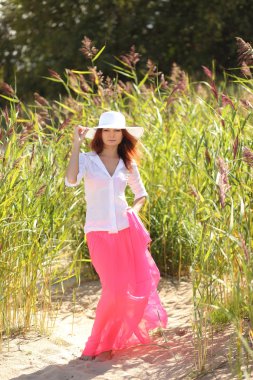 bir arka plan yaz manzara üzerinde şapkalı kız