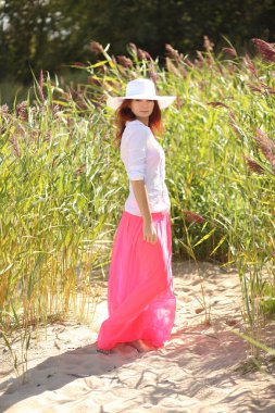 bir arka plan yaz manzara üzerinde şapkalı kız