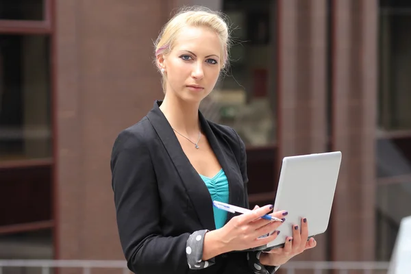 Business woman on the background of business building — Stock Photo, Image