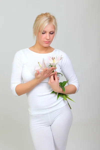 Mujer bonita con una flor — Foto de Stock