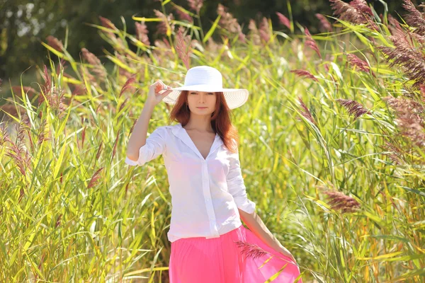 背景夏の風景の帽子の少女 — ストック写真