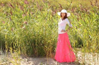 bir arka plan yaz manzara üzerinde şapkalı kız