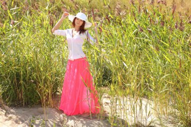 bir arka plan yaz manzara üzerinde şapkalı kız