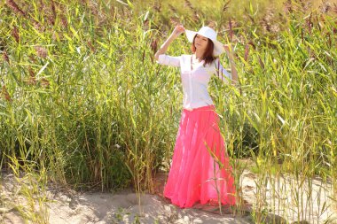 bir arka plan yaz manzara üzerinde şapkalı kız