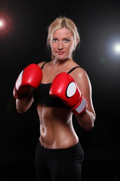 Flicka i boxning handskar. — Stockfoto