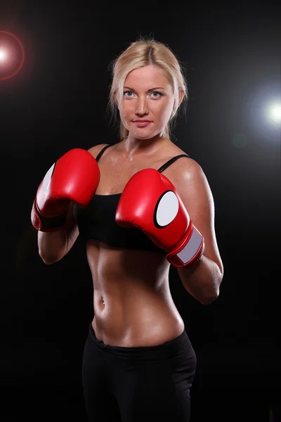 Menina em luvas de boxe . — Fotografia de Stock