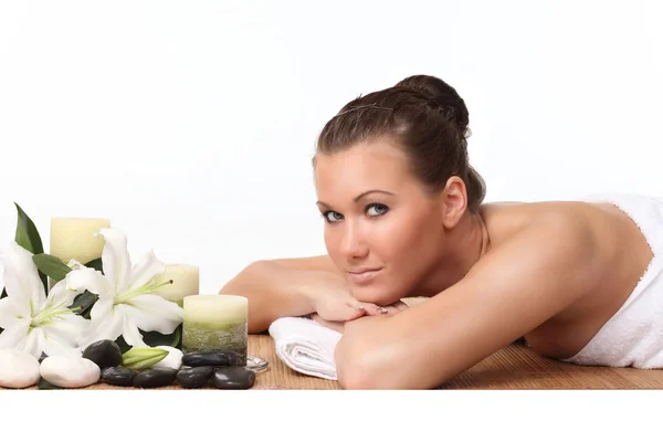 Hermosa chica relajante en el spa. aislado en blanco — Foto de Stock