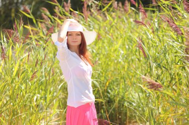 bir arka plan yaz manzara üzerinde şapkalı kız