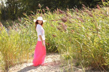 bir arka plan yaz manzara üzerinde şapkalı kız