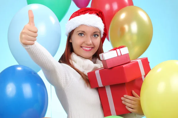 Gelukkig meisje in rode kerstmuts houden doos van de gift — Stockfoto