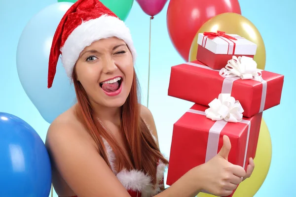 Menina surpresa e feliz com presentes — Fotografia de Stock