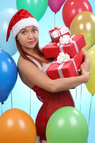 Bela jovem mulher em santa claus roupas — Fotografia de Stock