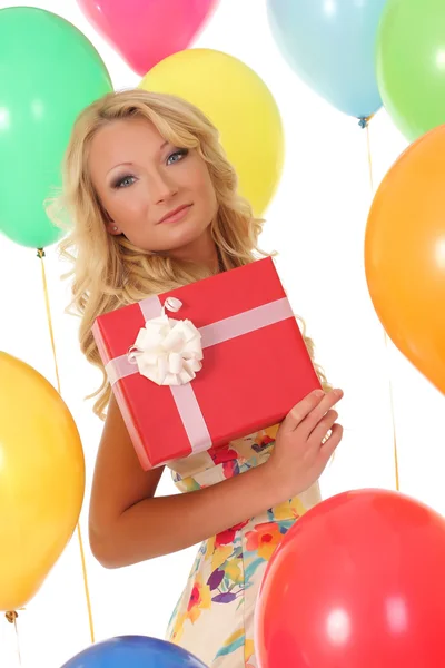 Krásná dívka hospodářství dárky — Stock fotografie