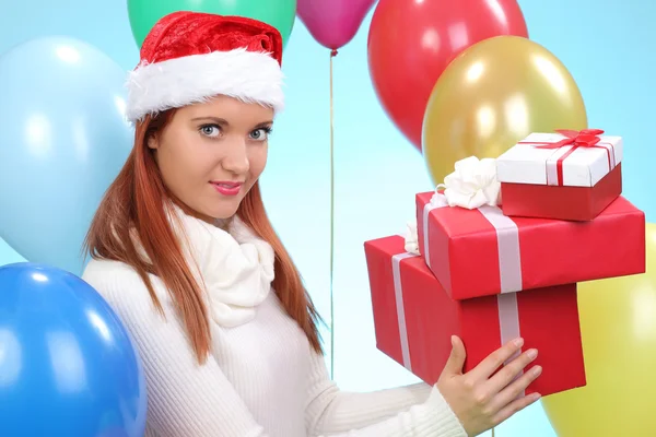 Jolie adolescente avec des cadeaux dans leurs mains — Photo