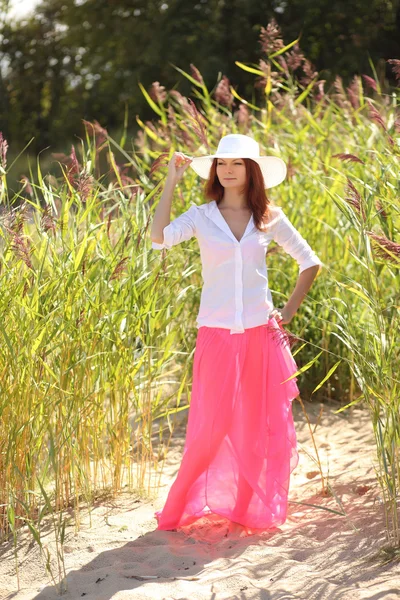 bir arka plan yaz manzara üzerinde şapkalı kız