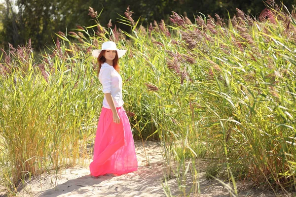 bir arka plan yaz manzara üzerinde şapkalı kız