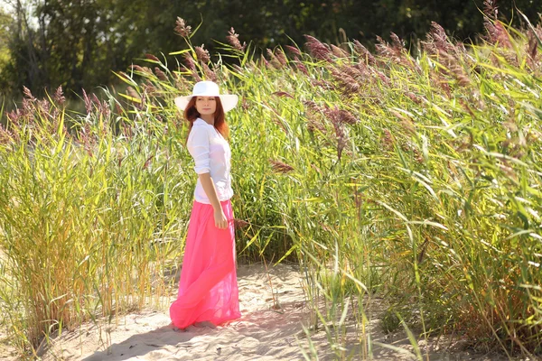 bir arka plan yaz manzara üzerinde şapkalı kız