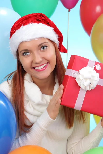 Krásná dívka v bílém svetru drží dary — Stock fotografie