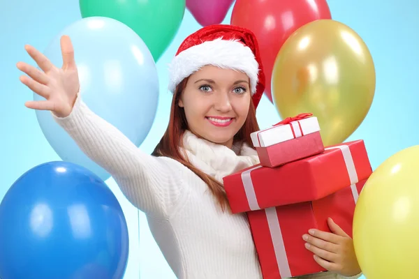 Chica feliz en rojo Santa sombrero celebración caja de regalo —  Fotos de Stock