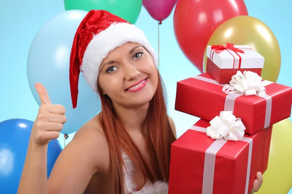 Chica sorprendida y feliz con regalos —  Fotos de Stock