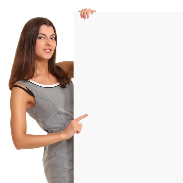 Beyaz arka plan üzerinde çekici genç bir kadın tutarak billboard portresi — Stok fotoğraf