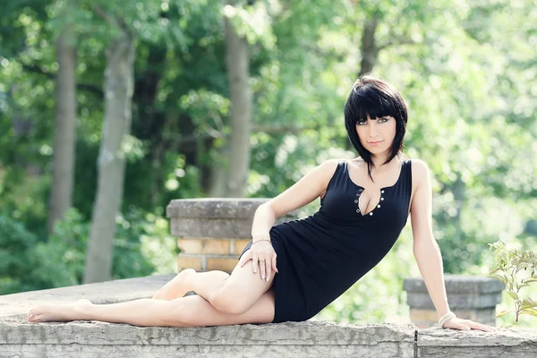 Schöne sexy Frau in einem schwarzen hautengen Kleid — Stockfoto