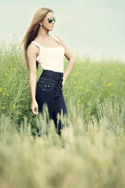 Schöne Frau mit Sonnenbrille — Stockfoto