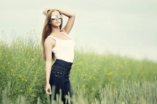 Красивая женщина в солнечных очках — стоковое фото