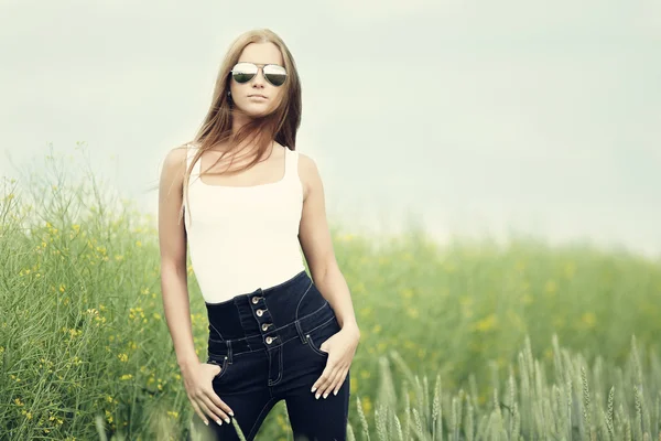 Schöne Frau mit Sonnenbrille — Stockfoto