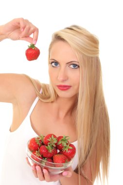 mooie jonge blonde vrouw met aardbei