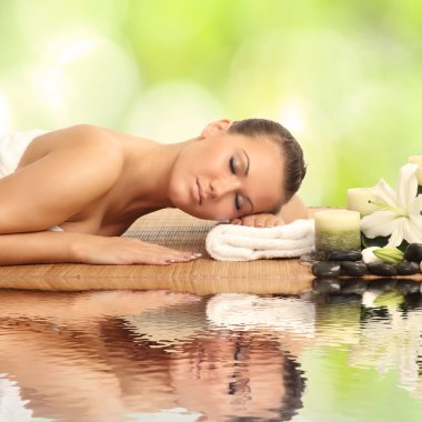 spa salonu masaj masanın üzerinde yatan kadın