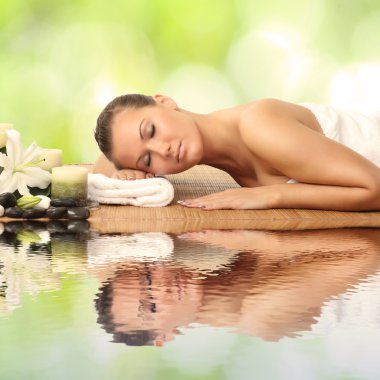 spa salonu masaj masanın üzerinde yatan kadın