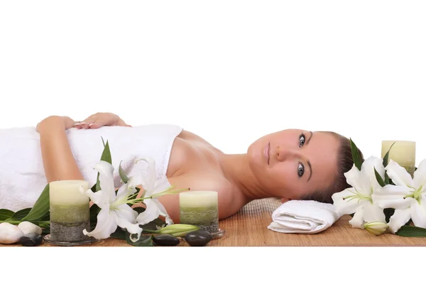 Vrouw in spa salon liegen — Stockfoto